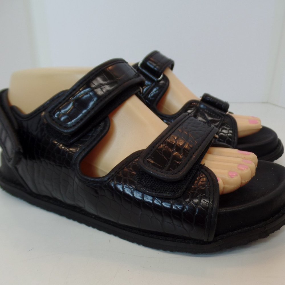 Boohoo Open Toed Flat Sandals Adjustable Closures Crock Print Pattern Sz 5/38